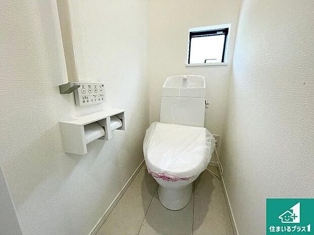 【トイレ】1・2階の2ヶ所にあるので、朝の忙しい時間の順番待ちもなく、深夜の利用にも大変便利です。