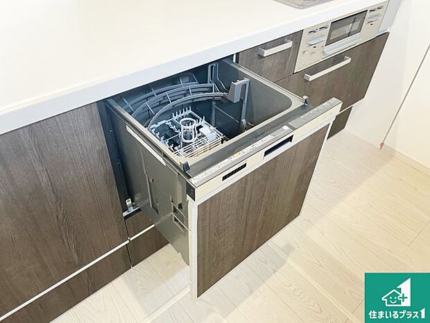 【食器洗浄乾燥機】食事後の一仕事、食器洗いをボタン一つでお任せできちゃいます!場所を取らないビルトイン式なので、お料理スペースもしっかり確保!