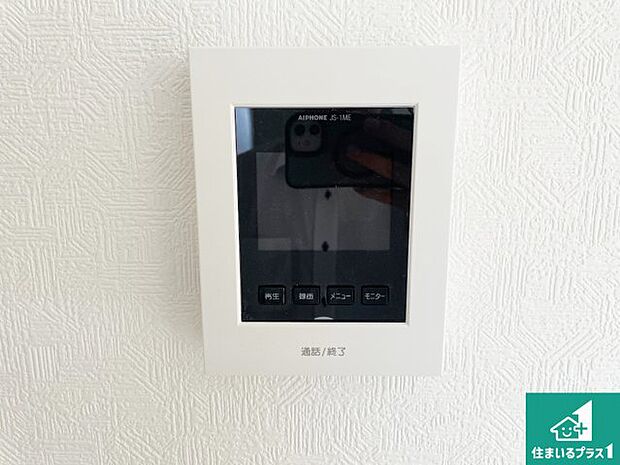【カラーモニターインターホン】声だけでなく来訪者の姿や顔がモニターで確認できるので、小さなお子様がいらっしゃるご家庭でも安心できます！