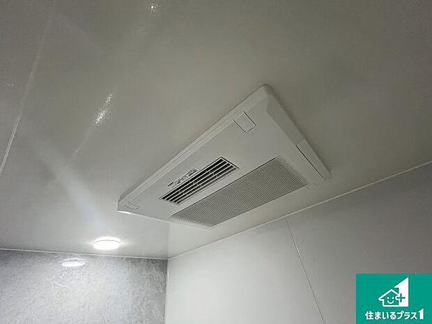 【浴室暖房乾燥機】四季を通して快適なバスライフをお手伝いする浴室暖房乾燥機!浴室の乾燥・暖房・涼風・換気はもちろん、24時間換気にも対応!