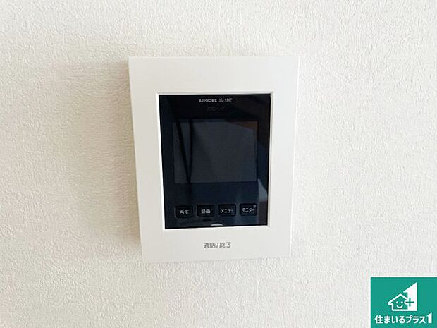 【カラーモニターインターホン】声だけでなく来訪者の姿や顔がモニターで確認できるので、小さなお子様がいらっしゃるご家庭でも安心できます！