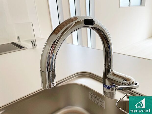 【キッチンシンク】蛇口の先端に浄水器を内蔵しています!原水と浄水、お湯と冷水、シャワーの切替えがワンタッチなので用途によって使い分けられます。