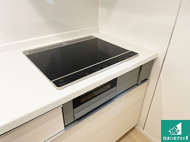 【コンロ】火を使わないので、安心なIHコンロ!でこぼこが無い構造なので、掃除もしやすく清潔に保てます!