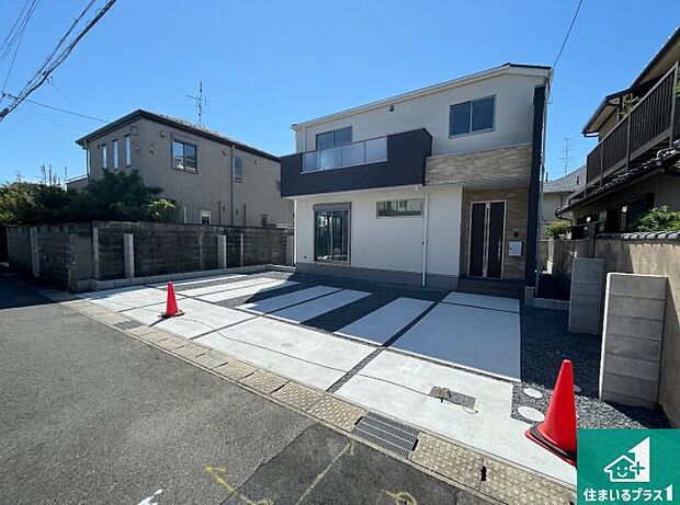 【外観】前面道路は車の通りも少なくて安心です。