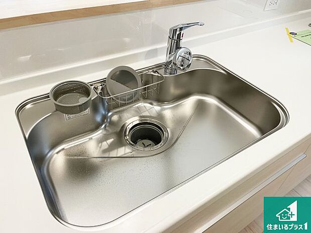 【キッチンシンク】蛇口の先端に浄水器を内蔵しています!原水と浄水、お湯と冷水、シャワーの切替えがワンタッチなので用途によって使い分けられます。