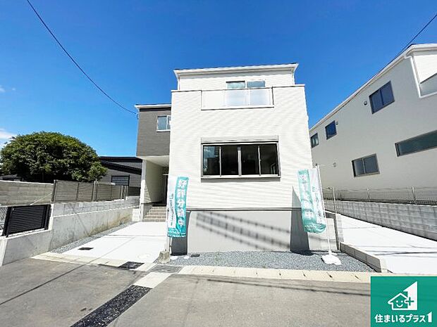 【外観】前面道路は車の通りも少なくて安心です。