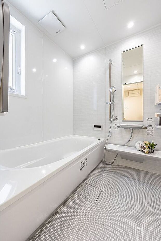 【バス】■13号地 浴室 白で統一された浴室は清潔感とスタイリッシュさを兼ね備えた空間となっています。小窓付きのため、換気がしやすく湿気やカビの発生を防げます。