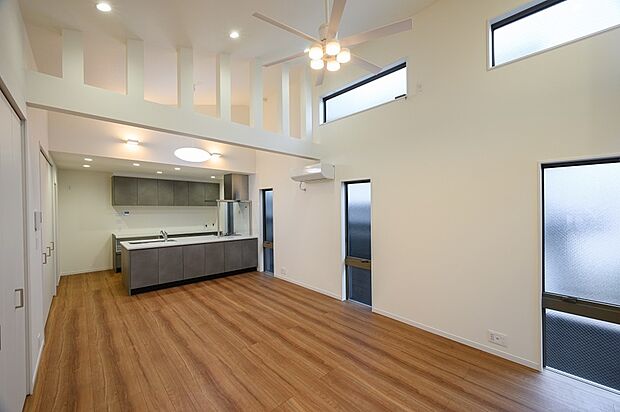 【リビング】解放感がある勾配天井!20帖以上の大空間には収納も完備。