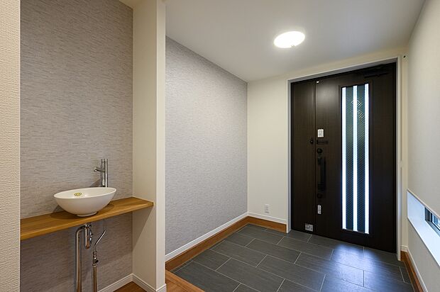 【玄関】洗面台完備の大型玄関。ベビーカーなどもそのまま置ける大きさです。窓もあり明るい玄関です。