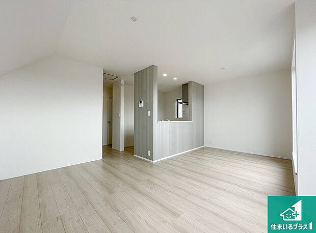 日当たり良好の明るいリビングで朝の目覚めもスッキリできそう!対面キッチンでご家族のコミュニケーションも自然と増える設計!小さなお子様が遊ぶスペースを作っても広々とくつろげるLDK!