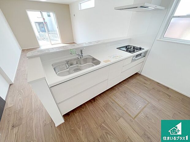 リビングと統一感があり、使い勝手のいいキッチン。広々としているので、二人並んで作業が出来ちゃいます。お子様と一緒に色々なお料理に挑戦できるスペースがあります。