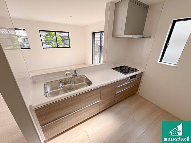 リビングと統一感があり、使い勝手のいいキッチン。広々としているので、二人並んで作業が出来ちゃいます。お子様と一緒に色々なお料理に挑戦できるスペースがあります。