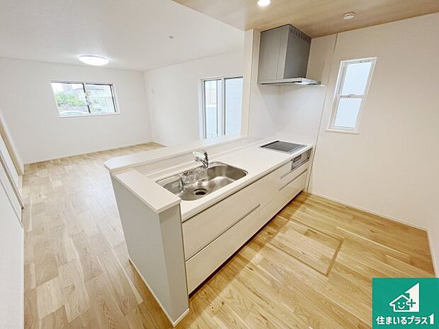 明るいリビングで朝の目覚めもスッキリできそう!対面キッチンでご家族のコミュニケーションも自然と増える設計!小さなお子様が遊ぶスペースを作っても広々とくつろげるLDK!