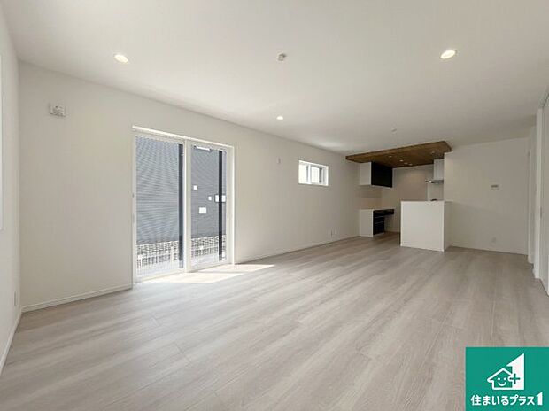 シンプルなリビングは、観葉植物等のインテリアを楽しめますね！パパ好みにも、ママ好みにも家具次第で雰囲気を変えることができます！