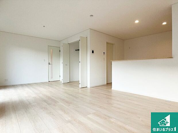 日当たり良好の明るいリビングで朝の目覚めもスッキリできそう!対面キッチンでご家族のコミュニケーションも自然と増える設計!小さなお子様が遊ぶスペースを作っても広々とくつろげるLDK!