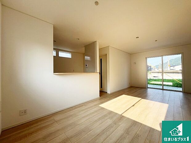 周辺は落ち着いた街並みの住宅地!子育てがしやすい住環境です!まだ未完成ですが、現地でしかわからない事もございます。是非一度ご覧ください。