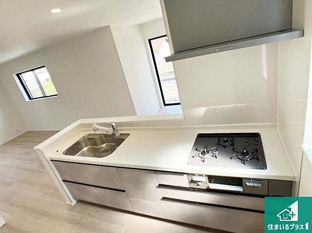 子供を見守りながらお料理が出来るため家族のコミュニケーションか増えます♪スペースが広く確保されている為お子様が大きくなったときは一緒に料理を楽しめます♪