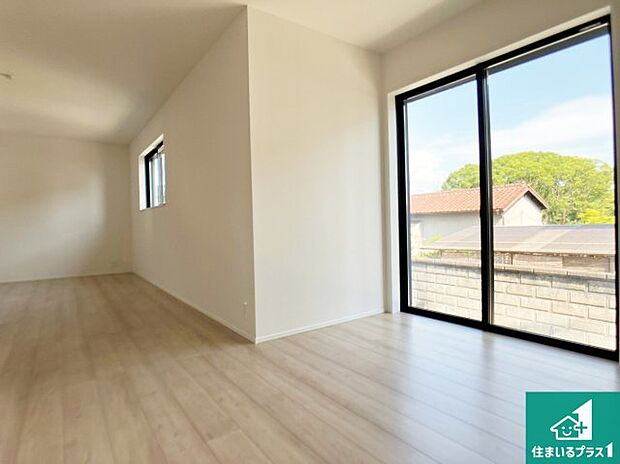 明るいリビングで朝の目覚めもスッキリできそう！対面キッチンでご家族のコミュニケーションも自然と増える設計！小さなお子様が遊ぶスペースを作っても広々とくつろげるLDK！