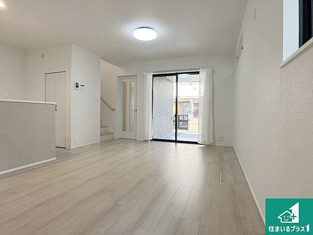 明るいリビングで朝の目覚めもスッキリできそう！対面キッチンでご家族のコミュニケーションも自然と増える設計！小さなお子様が遊ぶスペースを作っても広々とくつろげるLDK！