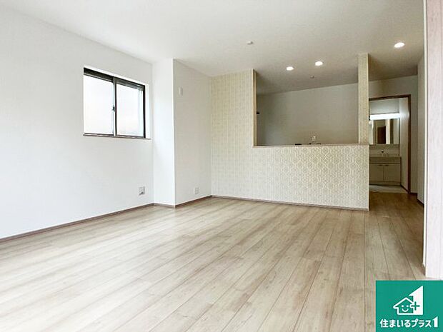 日当たり良好の明るいリビングで朝の目覚めもスッキリできそう！対面キッチンでご家族のコミュニケーションも自然と増える設計！小さなお子様が遊ぶスペースを作っても広々とくつろげるLDK！