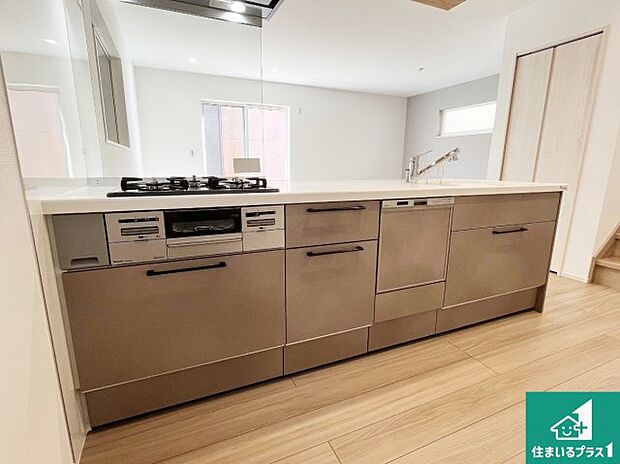 リビングと統一感があり、使い勝手のいいキッチン。広々としているので、二人並んで作業が出来ちゃいます。お子様と一緒に色々なお料理に挑戦できるスペースがあります。