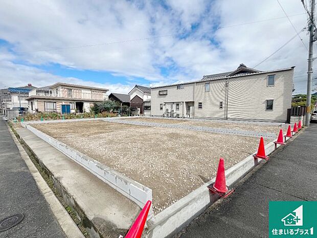 周辺は落ち着いた街並みの住宅地!子育てがしやすい住環境です!まだ未完成ですが、現地でしかわからない事もございます。是非一度ご覧ください。