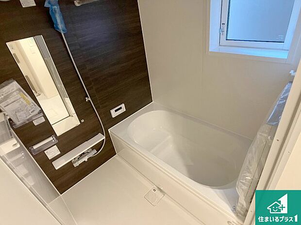 足をゆったり伸ばして寛げる浴槽です。窓が設けられていますので差し込む光が明るく穏やかな雰囲気にしてくれます♪浴室乾燥機も設置しているので、雨の日の洗濯物も安心です♪