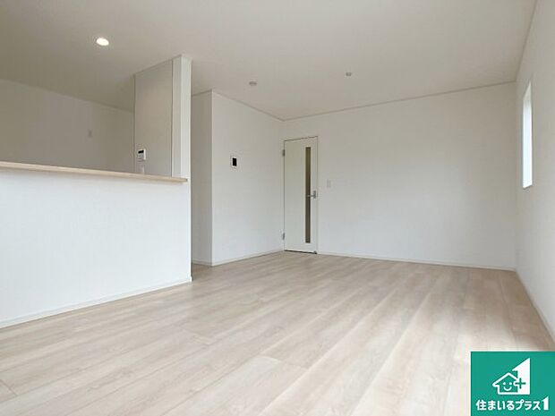 明るいリビングで朝の目覚めもスッキリできそう!対面キッチンでご家族のコミュニケーションも自然と増える設計!小さなお子様が遊ぶスペースを作っても広々とくつろげるLDK!