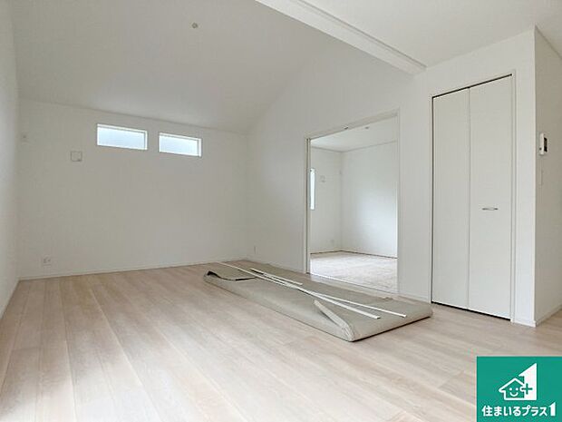 明るいリビングで朝の目覚めもスッキリできそう!対面キッチンでご家族のコミュニケーションも自然と増える設計!小さなお子様が遊ぶスペースを作っても広々とくつろげるLDK!