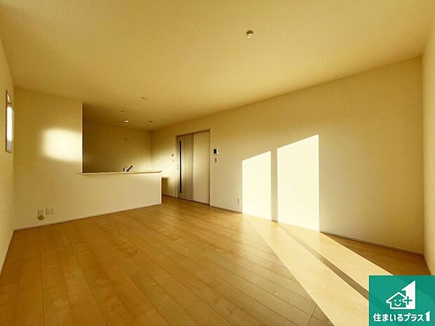 シンプルなリビングは、観葉植物等のインテリアを楽しめますね!パパ好みにも、ママ好みにも家具次第で雰囲気を変えることができます!