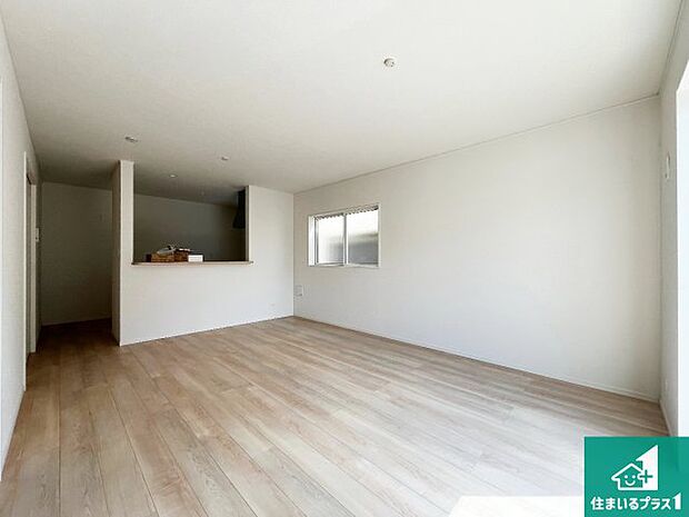 日当たり良好の明るいリビングで朝の目覚めもスッキリできそう！対面キッチンでご家族のコミュニケーションも自然と増える設計！小さなお子様が遊ぶスペースを作っても広々とくつろげるLDK！