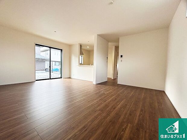 シンプルなリビングは、観葉植物等のインテリアを楽しめますね！パパ好みにも、ママ好みにも家具次第で雰囲気を変えることができます！