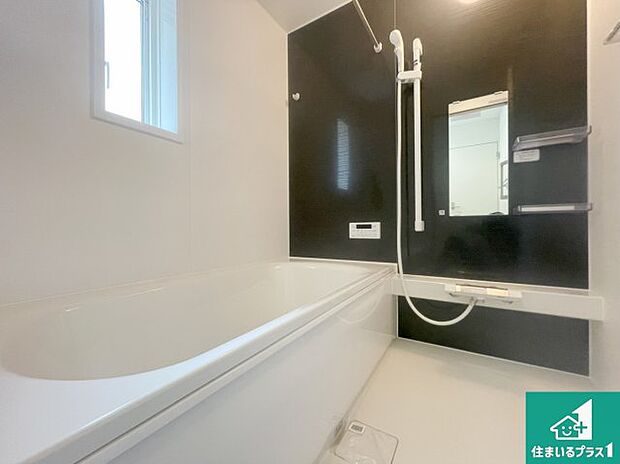 足をゆったり伸ばして寛げる浴槽です。窓が設けられていますので差し込む光が明るく穏やかな雰囲気にしてくれます♪浴室乾燥機も設置しているので、雨の日の洗濯物も安心です♪