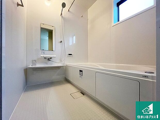 足をゆったり伸ばして寛げる浴槽です。窓が設けられていますので差し込む光が明るく穏やかな雰囲気にしてくれます♪浴室乾燥機も設置しているので、雨の日の洗濯物も安心です♪