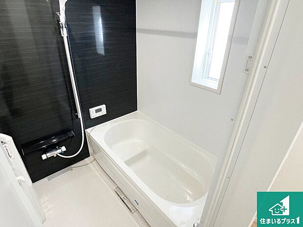 足をゆったり伸ばして寛げる浴槽です。窓が設けられていますので差し込む光が明るく穏やかな雰囲気にしてくれます♪浴室乾燥機も設置しているので、雨の日の洗濯物も安心です♪