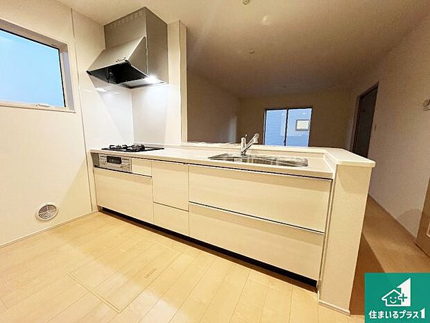 リビングと統一感があり、使い勝手のいいキッチン。広々としているので、二人並んで作業が出来ちゃいます。お子様と一緒に色々なお料理に挑戦できるスペースがあります。