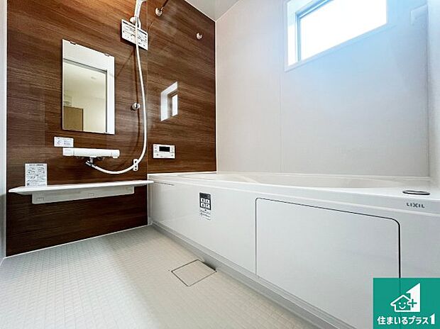 足をゆったり伸ばして寛げる浴槽です。窓が設けられていますので差し込む光が明るく穏やかな雰囲気にしてくれます♪浴室乾燥機も設置しているので、雨の日の洗濯物も安心です♪