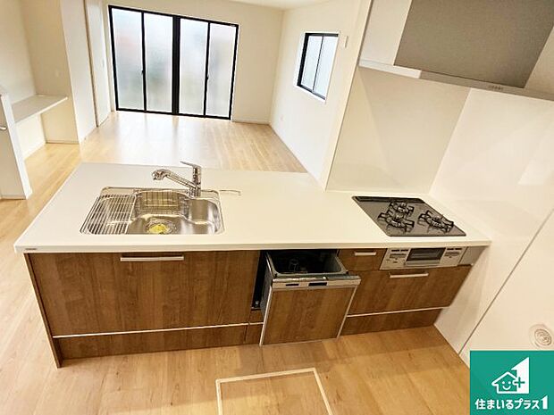 明るいリビングで朝の目覚めもスッキリできそう！対面キッチンでご家族のコミュニケーションも自然と増える設計！小さなお子様が遊ぶスペースを作っても広々とくつろげるLDK！