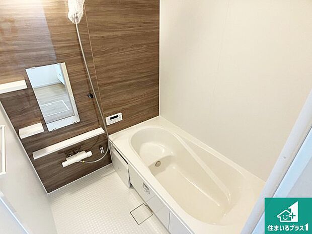 足をゆったり伸ばして寛げる浴槽です。窓が設けられていますので差し込む光が明るく穏やかな雰囲気にしてくれます♪浴室乾燥機も設置しているので、雨の日の洗濯物も安心です♪