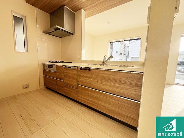 リビングと統一感があり、使い勝手のいいキッチン。広々としているので、二人並んで作業が出来ちゃいます。お子様と一緒に色々なお料理に挑戦できるスペースがあります。