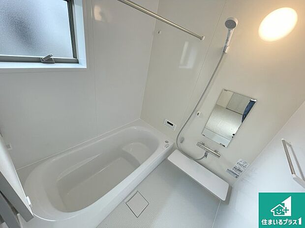 足をゆったり伸ばして寛げる浴槽です。窓が設けられていますので差し込む光が明るく穏やかな雰囲気にしてくれます♪浴室乾燥機も設置しているので、雨の日の洗濯物も安心です♪