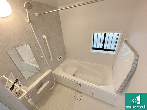 足をゆったり伸ばして寛げる浴槽です。窓が設けられていますので差し込む光が明るく穏やかな雰囲気にしてくれます♪浴室乾燥機も設置しているので、雨の日の洗濯物も安心です♪