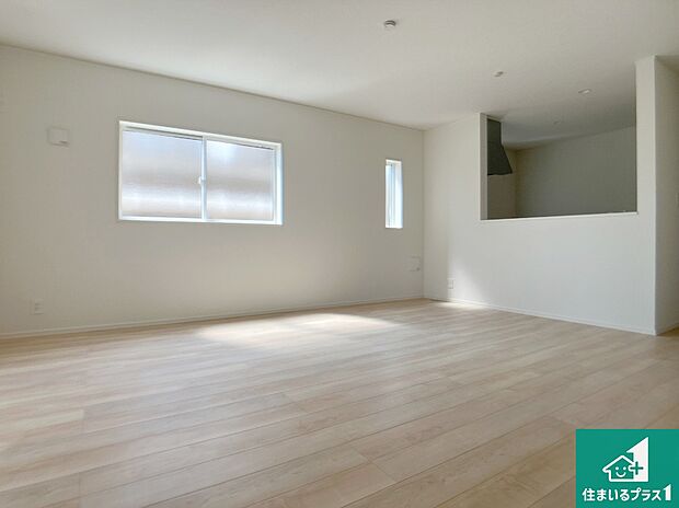 シンプルなリビングは、観葉植物等のインテリアを楽しめますね!パパ好みにも、ママ好みにも家具次第で雰囲気を変えることができます!