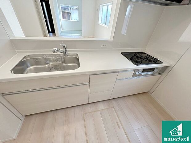 リビングと統一感があり、使い勝手のいいキッチン。広々としているので、二人並んで作業が出来ちゃいます。お子様と一緒に色々なお料理に挑戦できるスペースがあります。