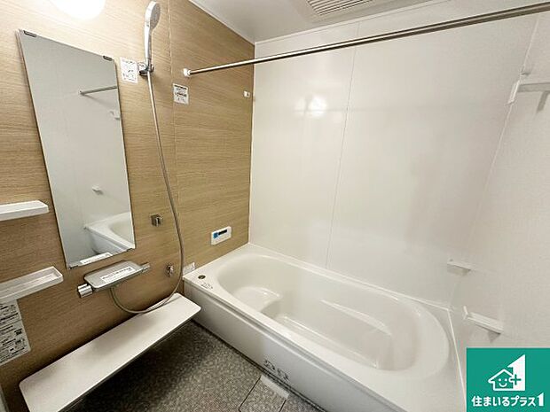 足をゆったり伸ばして寛げる浴槽です。窓が設けられていますので差し込む光が明るく穏やかな雰囲気にしてくれます♪浴室乾燥機も設置しているので、雨の日の洗濯物も安心です♪