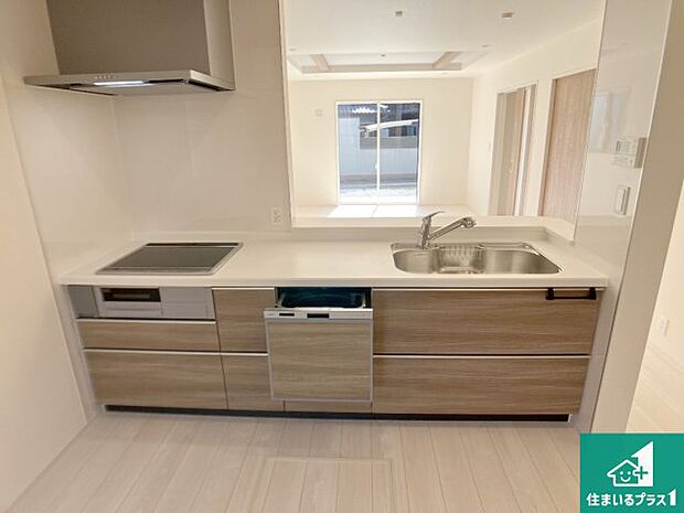 リビングと統一感があり、使い勝手のいいキッチン。広々としているので、二人並んで作業が出来ちゃいます。お子様と一緒に色々なお料理に挑戦できるスペースがあります。