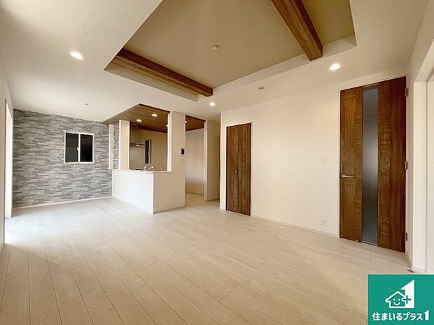 日当たり良好の明るいリビングで朝の目覚めもスッキリできそう！対面キッチンでご家族のコミュニケーションも自然と増える設計！小さなお子様が遊ぶスペースを作っても広々とくつろげるLDK！