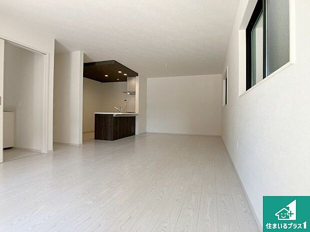 日当たり良好の明るいリビングで朝の目覚めもスッキリできそう！対面キッチンでご家族のコミュニケーションも自然と増える設計！小さなお子様が遊ぶスペースを作っても広々とくつろげるLDK！