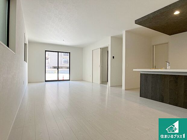 明るいリビングで朝の目覚めもスッキリできそう！対面キッチンでご家族のコミュニケーションも自然と増える設計！小さなお子様が遊ぶスペースを作っても広々とくつろげるLDK！