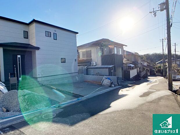 周辺は落ち着いた街並みの住宅地！子育てがしやすい住環境です！まだ未完成ですが、現地でしかわからない事もございます。是非一度ご覧ください。